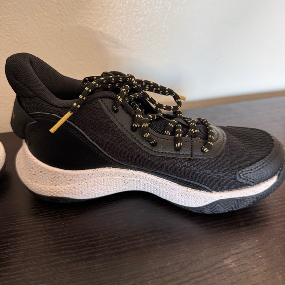 Kids Unisex Under Armour Curry 3Z7 Low Black Metallic Gold Size 3.5 Y - Picture 5 of 8